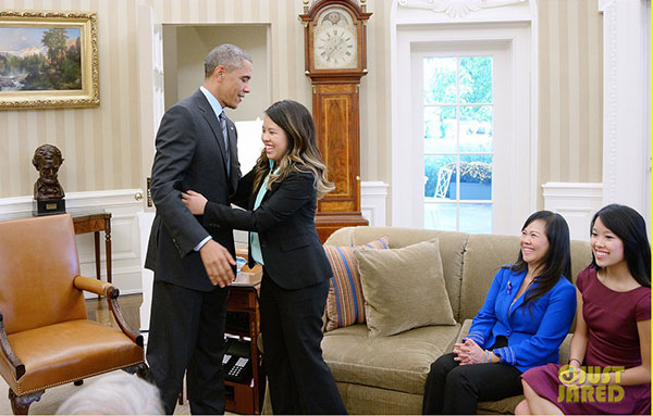الرئيس أوباما يرد اعتبار الممرضة الناجية من « إيبولا» بعناق حار.. صور
