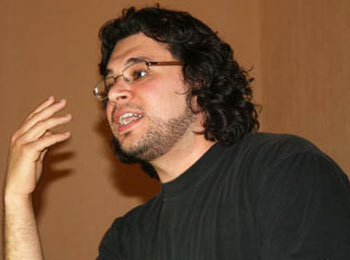 تميم البرغوثي يمنع الصحفيين من تغطية إحدى ندواته