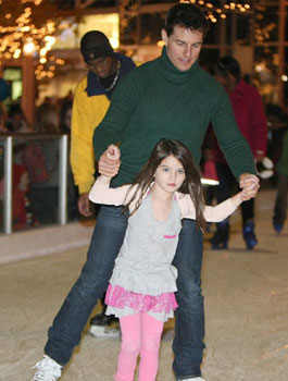كروز يُعلم ابنته الرقص علي الجليد