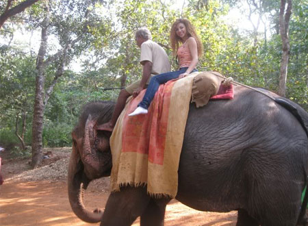ميريام فارس تركب الأفيال في الهند