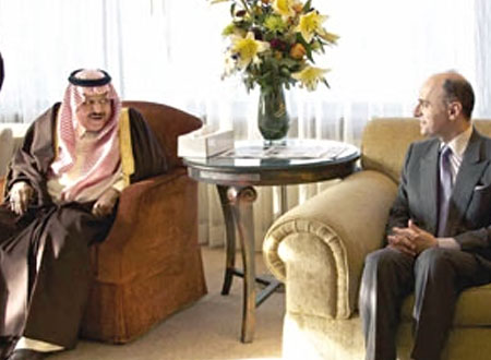 الأمير نايف يقضي أجازة خاصة في الجزائر 