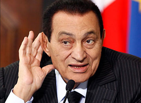 حسني مبارك يضحك ساخرا من دفاعه.. فيديو