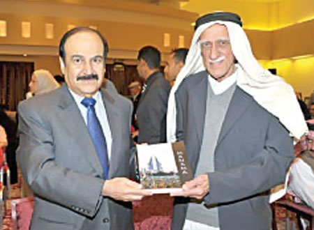 وزير الطاقة البحريني يتسلم كتاب الفنان عبدالكريم العريض