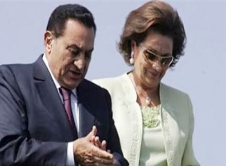 حسني مبارك وزوجته يصوتان في الاستفتاء