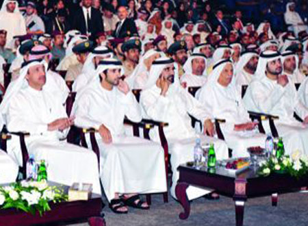 محمد بن راشد يكرم الفائزين ببرنامج دبي للأداء الحكومي