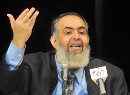 حازم أبو إسماعيل ينفي تأييده لمرشح الإخوان