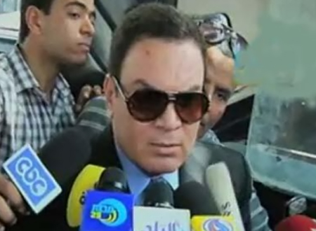 فيديو.. الراجل اللي ورا عمر سليمان يصرخ في وجه الصحفيين