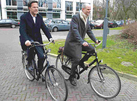 رئيس وزراء هولندا مارك روتا يذهب عمله بـ&laquo;بسكلتة&raquo;