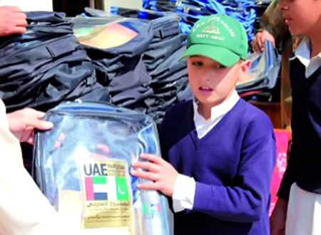 الإمارات تساعد طلبة فقراء وأيتام في باكستان 