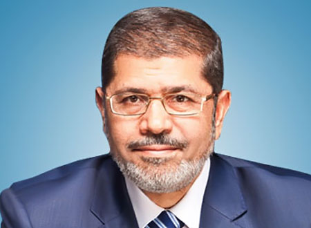 المرشح الرئاسي محمد مرسي داعياً جمهوره لتجاهل أصوات المشككين في جماعة الإخوان