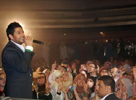 بالصور.. محمد حماقي يغني للمحجبات فقط