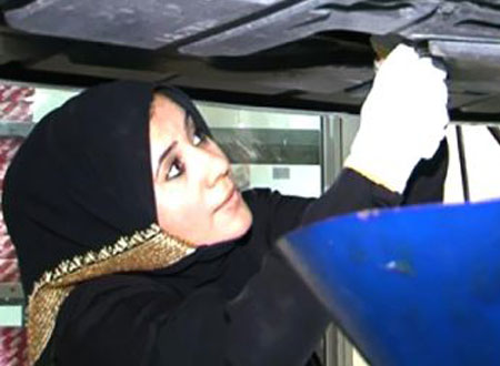 مريم درويش أول إماراتية تعمل بتصليح السيارات