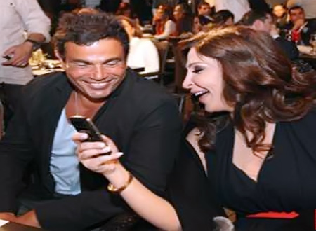 بالصور.. ماذا تشاهد إليسا مع عمرو دياب على هاتفها الخاص