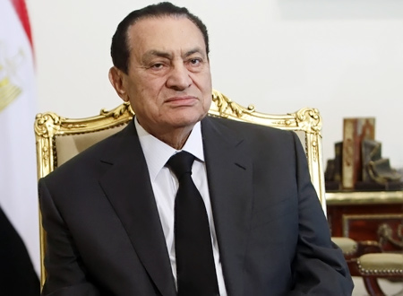 حسني مبارك صَمد داخل القفص وأصيب بأزمة قلبية لرؤية أسوار سجن طرة