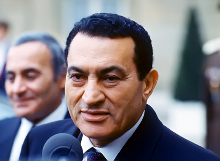 إصابة مبارك بالارتعاش اللاإرادي أثناء متابعة الانتخابات