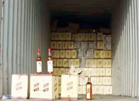 ضبط أكثر من 17 ألف زجاجة خمر بميناء صحار 