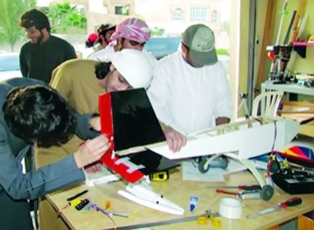 طلبة من جامعة خليفة يصنعون طائرة دون طيار 
