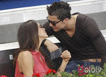 بالصور.. كريستيانو رونالدو يُقبل خطيبته في المدرجات