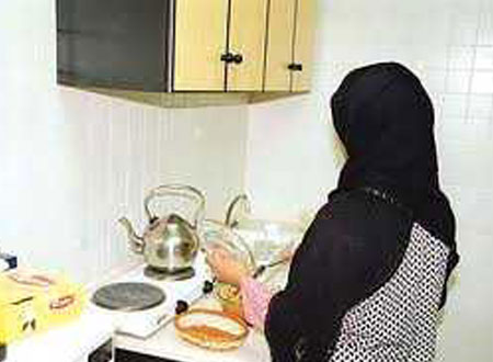 خادمة بالإمارات تطبخ ملابسها الداخلية 