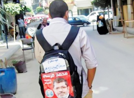 بالصورة.. الإخوان يستعينون بالثانوية العامة للدعاية لمحمد مرسي بـ&laquo;شنطة&raquo;