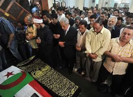 بالصور.. تشييع وردة إلى مثواها الأخير ودفنها بمقبرة زعماء الجزائر