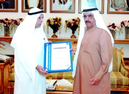 حاكم دبي يتسلم جائزة مراكز آل مكتوم الخيرية