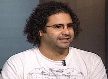 علاء عبد الفتاح لأحد الصحفيين &laquo;غور في داهية&raquo;