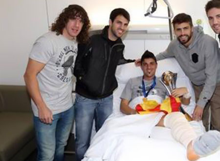 لاعبو برشلونة يحتفلون بكأس العالم مع فيا في المستشفى