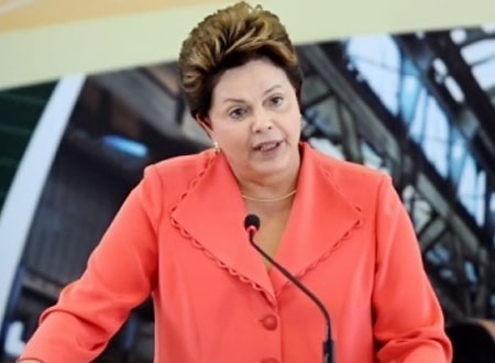 صور.. رئيسة البرازيل ديلما روسيف تنافس ميسي في الملاعب
