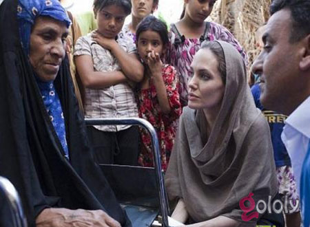 بالصور.. أنجلينا جولي تزور اللاجئين السوريين بالعراق