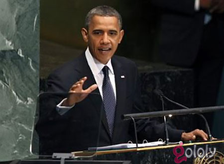 باراك أوباما يخطئ أثناء قراءة خطابه ويتهكم على منافسه روميني 