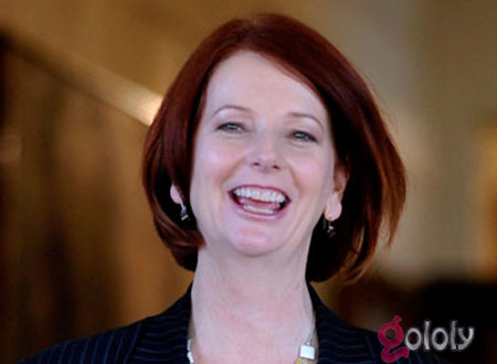 جوليا جيلارد رئيسة وزراء استراليا تصنع لعبة لطفل كيت ميدلتون