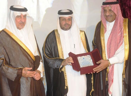 الأمير خالد الفيصل يكرم مدير تعليم الليث