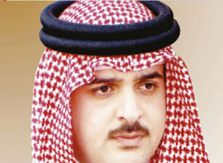 عبداللـه بن حمد يعزي عائلة الشهيد عمران أحمد