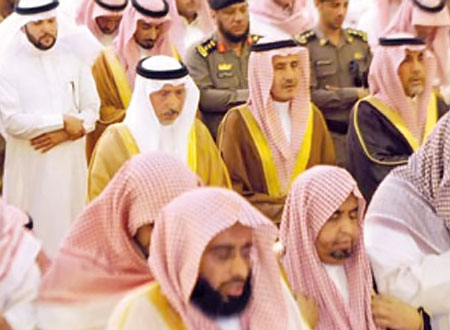 الأمراء يؤدون صلاة الجنازة على الأمير عبدالله بن جلوي