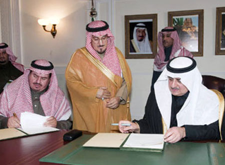 الأمير فهد بن سلطان يوقع عقد إنشاء وحدات ومشروعات خيرية