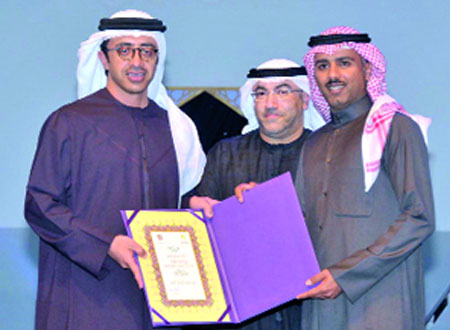 عبدالله بن زايد يُكرّم الفائزين بجائزة البردة
