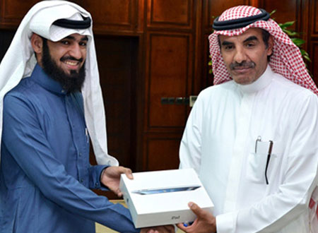 تكريم أحد الطلاب المخترعين بجامعة الخرج 