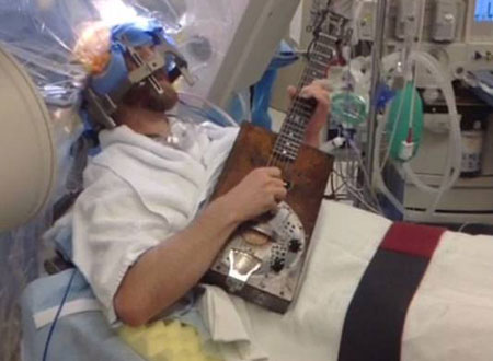 فيديو... يعزف على &laquo;الجيتار&raquo; أثناء إجراءه عملية جراحية