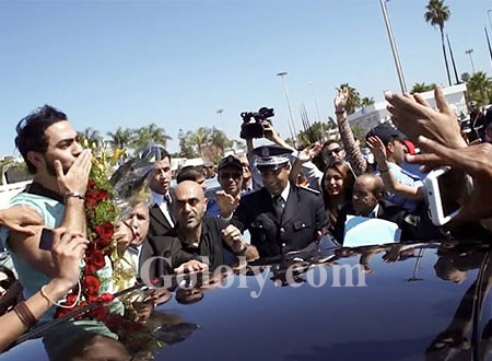 صور.. استقبال تامر حسني بزفة مغربي في مطار الدار البيضاء