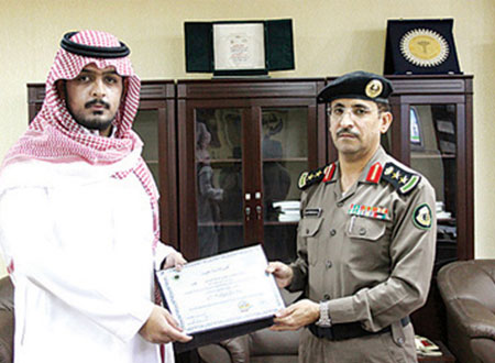 العقيد العتيبي يكرِّم الزميل الشبرمي 