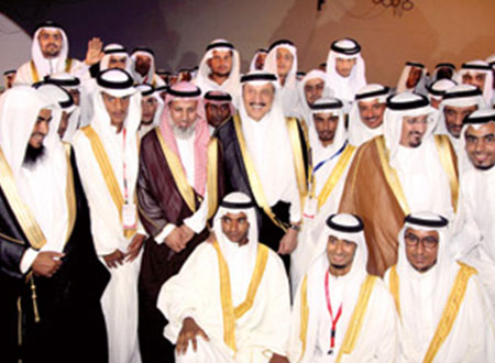 أمير جازان يزف 1000 شاب وشابة إلى عش الزوجية