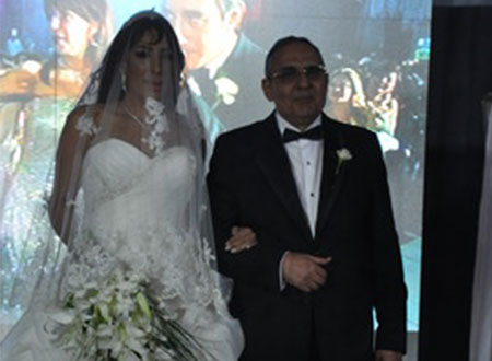 السقا يهدي العروسين تامر صقر وإنجي سلامة أغنية في زفافهما