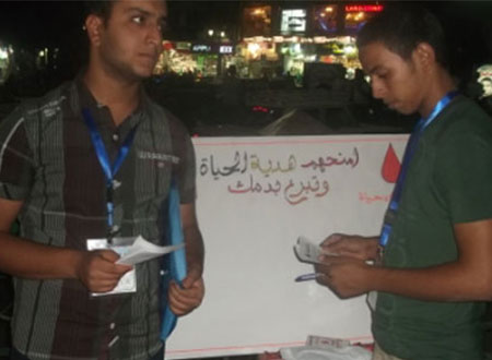 نشطاء ينظمون حملة للتبرع بالدم بأسيوط