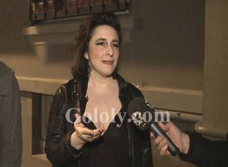 ميسر مع أصدقائها بأسود يشف ملابسها الداخلية.. شاهد