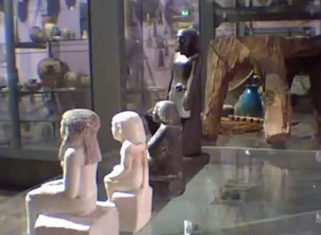 تمثال فرعوني يثير الرعب.. يتحرك تلقائياً ليعطى الزوار ظهره