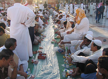 100 ألف وجبة تنتظر صوام المسجد النبوي