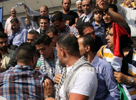 صور وفيديو.. استقبال فلسطيني شعبي لمحمد عساف في مطار القاهرة 
