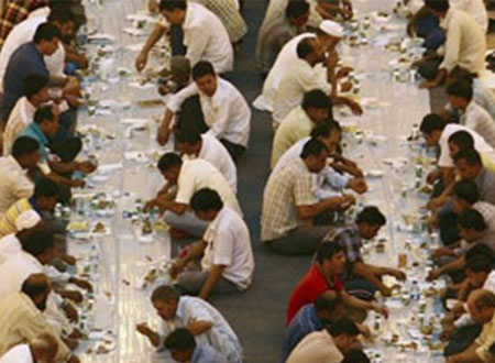 مسجد في إسبانيا يقدم ألف وجبة إفطار يومياً