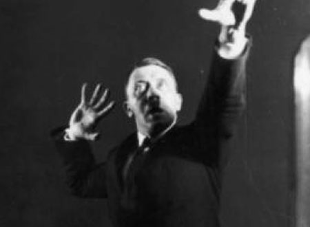 صور نادرة لأدولف هتلر أمر مصوره بالتخلص منها